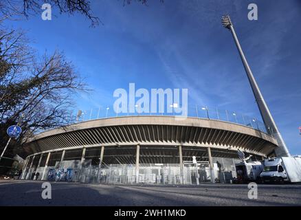 München, Bayern, Deutschland 06. Febbraio 2024: Hier der Blick auf die Westkurve des Grünwalder Stadion, Städtisches Stadion an der Grünwalder Strasse, Fussball, Fussballstadion, TSV 1860 München, FC Bayern München Amateure, Türkgücü, Tribüne, Aussenansicht *** Monaco di Baviera, Baviera, Germania 06 febbraio 2024 Ecco la vista della curva ovest dello Stadion Grünwalder, stadio municipale su Grünwalder Strasse, calcio, stadio, TSV 1860 Monaco, FC Bayern Monaco Amateurs, Türkgücü, Grandstand, vista esterna Foto Stock