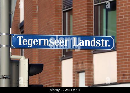 München, Bayern, Deutschland 06. Febbraio 2024: Hier der Blick auf das Strassenschild Tegernseer Landstrasse, Strassenname *** Monaco di Baviera, Baviera, Germania 06 febbraio 2024 Ecco il cartello stradale Tegernseer Landstrasse, nome della strada Foto Stock