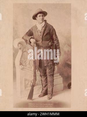 Calamity Jane, l'esploratore del generale Crook. La fotografia mostra "Calamity Jane", ritratto in studio a figura intera, in piedi, rivolto leggermente a destra, tenendo il fucile con la mano destra. ca. 1895 Foto Stock
