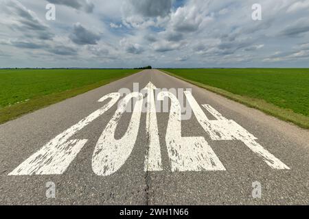 segui le indicazioni 2023, 2024 e inizia sull'autostrada asfaltata con l'alba o il tramonto sullo sfondo del cielo. concetto di destinazione in futuro, libertà, inizio lavoro, corsa, Foto Stock