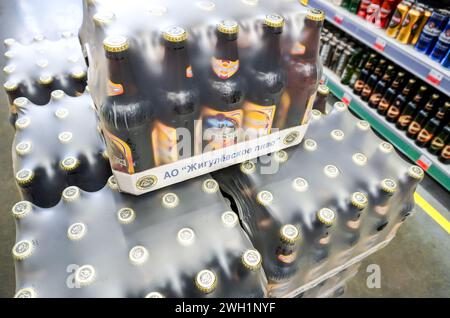 Samara, Russia - 21 aprile 2023: Vendita di birra Zhigulevskoe presso il superstore. Varie bevande alcoliche e bevande spiritose. Messa a fuoco selettiva Foto Stock