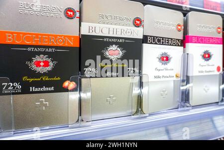 Samara, Russia - 21 aprile 2023: Diversi pacchetti di cioccolato Bucheron fresco sullo scaffale del supermercato Foto Stock