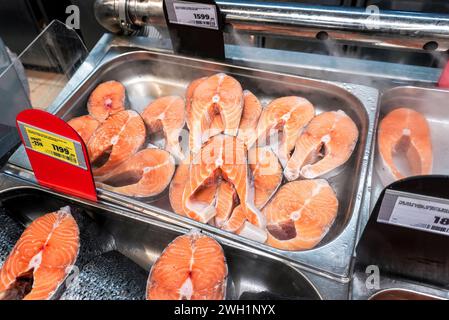 Samara, Russia - 13 maggio 2023: Bistecche di salmone fresco al banco. Pesce rosso crudo in vendita. Negozio di specialità di pesce Foto Stock