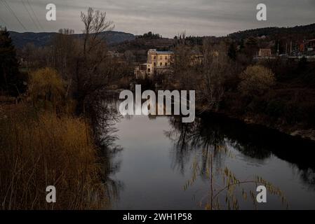 Il fiume ter passa accanto a Sant Quirze de Besora, provincia di Barcellona, Catalogna settentrionale. Il ter è un fiume catalano che sorge nei Pirenei e sfocia nel Mediterraneo, la produzione idroelettrica e l'uso industriale sono gli usi principali. La siccità che affligge la Catalogna dal 2021 ha causato una diminuzione del flusso e della qualità ecologica dei fiumi, con un impatto negativo sulla biodiversità della zona, mentre gli scarichi nel fiume dagli impianti di trattamento e dalle industrie rimangono gli stessi, ma gli inquinanti non possono essere diluiti nell'acqua e rimangono più c Foto Stock