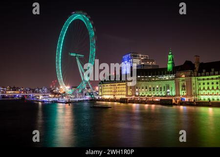 Londra. REGNO UNITO- 02.04.2024. Una lunga esposizione vicino al London Eye e alla County Hall che proiettano riflessi di luce sul Tamigi. Foto Stock