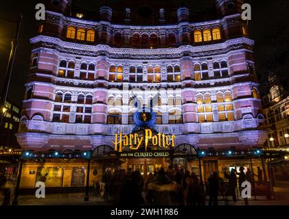 Londra. REGNO UNITO- 02.04.2024. Una vista notturna della facciata del Palace Theatre che ospita lo spettacolo Harry Potter e la maledizione bambino. Foto Stock