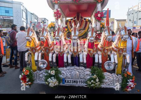 Hassan, Karnataka, India - 10 gennaio 2023: Le persone partecipano a una vivace festa di strada, guidando un carro decorato con decorazioni ornamentali come parte di un tra Foto Stock