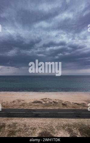 Vista aerea di una strada vicino al mare nel complesso Dyuni sulla costa bulgara del Mar Nero Foto Stock