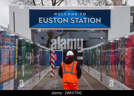 Londra, Regno Unito. 7 febbraio 2024. Un lavoratore passa accanto al cantiere HS2 presso la stazione di Euston, come i parlamentari avvertono che la ferrovia ad alta velocità sarà “molto scadente dal punto di vista economico”. Il progetto da miliardi di sterline è stato afflitto da costi vertiginosi e numerosi problemi. Crediti: Vuk Valcic/Alamy Live News Foto Stock