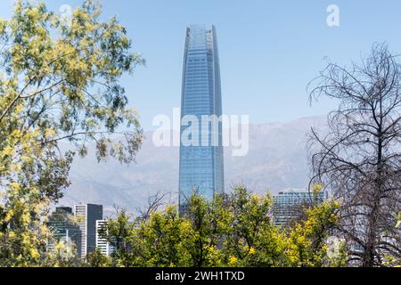 La Costanera Tower, l'edificio più iconico del Cile, si distingue nel paesaggio visto dal Parco metropolitano di Santiago nei primi giorni d'estate. Foto Stock