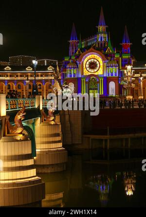 Laos. 25 gennaio 2024. I visitatori potranno fare una passeggiata nel complesso del casinò Kings Romans. Il complesso Kings Romans Casino nella zona economica speciale del Triangolo d'Oro (GTSEZ) la zona ha un'area di circa 3.000 ettari ed è stata creata nel 2007. Dal governo del Laos insieme alla società cinese Kings Romans Group, registrata a Hong Kong, con la speranza di generare sviluppo economico. Credito: SOPA Images Limited/Alamy Live News Foto Stock