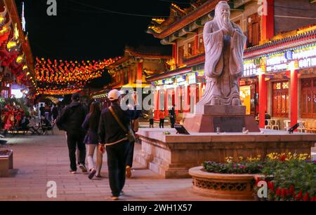 Laos. 26 gennaio 2024. A otos una statua a Chinatown presso il complesso del casinò Kings Romans. Il complesso Kings Romans Casino nella zona economica speciale del Triangolo d'Oro (GTSEZ) la zona ha un'area di circa 3.000 ettari ed è stata creata nel 2007. Dal governo del Laos insieme alla società cinese Kings Romans Group, registrata a Hong Kong, con la speranza di generare sviluppo economico. Credito: SOPA Images Limited/Alamy Live News Foto Stock