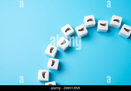 Andiamo avanti passo dopo passo. Spazio per testo, copia spazio. Spostarsi volutamente in avanti. Fate gli affari vostri. Motivazione, autosviluppo. Nuovo opportun Foto Stock