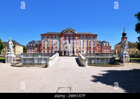 Bruchsal, Germania - agosto 2023: Castello barocco chiamato Palazzo Bruchsal con fontana nelle giornate di sole Foto Stock