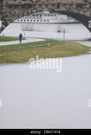 Dresda, Germania. 7 febbraio 2024. I prati dell'Elba sono allagati dall'acqua alta dell'Elba accanto alla pista ciclabile. Mercoledì mattina, il livello di allerta 1 è stato raggiunto nella capitale dello stato sassone di Dresda, secondo una panoramica del centro statale di controllo delle inondazioni. Si tratta del livello più basso tra quattro livelli di allarme. Crediti: Robert Michael/dpa/Alamy Live News Foto Stock