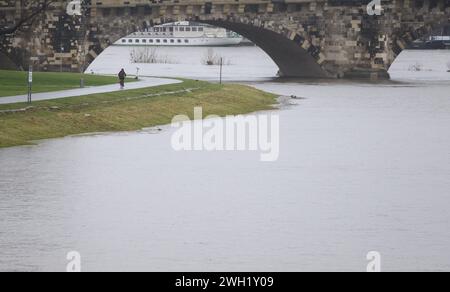 Dresda, Germania. 7 febbraio 2024. I prati dell'Elba sono allagati dall'acqua alta dell'Elba accanto alla pista ciclabile. Mercoledì mattina, il livello di allerta 1 è stato raggiunto nella capitale dello stato sassone di Dresda, secondo una panoramica del centro statale di controllo delle inondazioni. Si tratta del livello più basso tra quattro livelli di allarme. Crediti: Robert Michael/dpa/Alamy Live News Foto Stock