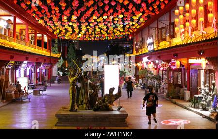 Bokeo, Laos. 26 gennaio 2024. I visitatori passano davanti a una statua a Chinatown presso il complesso del casinò Kings Romans. Il complesso Kings Romans Casino nella zona economica speciale del Triangolo d'Oro (GTSEZ) la zona ha un'area di circa 3.000 ettari ed è stata creata nel 2007. Dal governo del Laos insieme alla società cinese Kings Romans Group, registrata a Hong Kong, con la speranza di generare sviluppo economico. (Credit Image: © Pongmanat Tasiri/SOPA Images via ZUMA Press Wire) SOLO PER USO EDITORIALE! Non per USO commerciale! Foto Stock