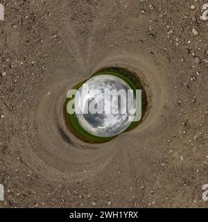 sfera con foro blu piccolo pianeta all'interno della sabbia sfondo rotondo del telaio Foto Stock