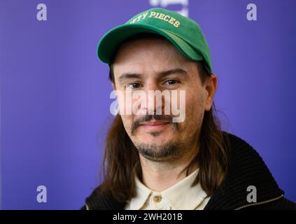 Dresda, Germania. 7 febbraio 2024. L'artista siriano-tedesco Manaf Halbouni si trova nel foyer d'ingresso del Kulturpalast durante un evento stampa per l'installazione d'arte "Nowhere is Home". Crediti: Robert Michael/dpa/Alamy Live News Foto Stock