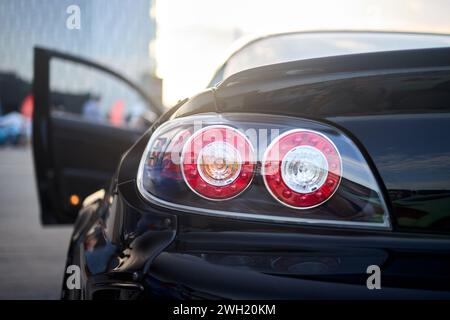 Berlino, Germania - 20 agosto 2022: Dettaglio auto scatto di Mazda RX-8. Primo piano di un'auto nera metallizzata con la portiera aperta fuori fuoco Foto Stock