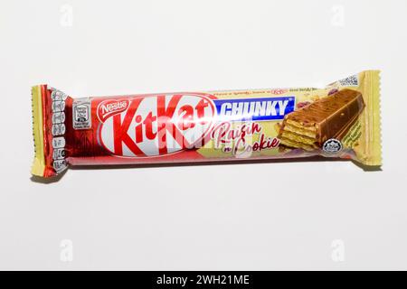 Primo piano una confezione di Kit Kat Chunky Raisin Cookie isolato su sfondo bianco. vista frontale Foto Stock