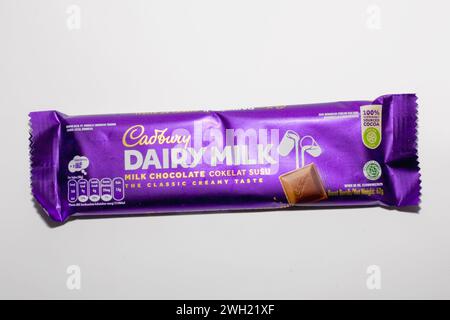 Primo piano una confezione di Cadbury Dairy Milk Chocolate isolata su sfondo bianco. vista frontale Foto Stock