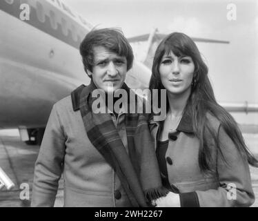 1° settembre 1966. L'Aia Paesi Bassi. Partenza da Schiphol della coppia di canzoni pop americane Sonny e Cher Foto Stock