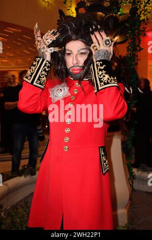 Harald Glööckler bei der Anja Gockel Fashion Show Pulse of Gaia auf der Berlin Fashion Week Autunno/Inverno 2024 im Hotel Adlon Kempinski. Berlino, 06.02.2024 *** Harald Glööckler alla sfilata di moda Anja Gockel Pulse of Gaia alla Berlin Fashion Week Autunno Inverno 2024 presso l'Hotel Adlon Kempinski Berlin, 06 02 2024 foto:Xn.xKubelkax/xFuturexImagex gockel 4217 Foto Stock