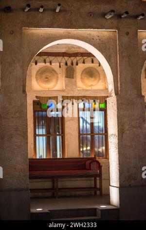 Doha, Qatar- marzo 04,2023: Vedute della tradizionale architettura araba del Market Souk Waqif. Foto Stock