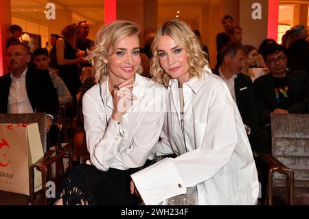 Nina Meise e Julia Meise bei der Anja Gockel Fashion Show Pulse of Gaia auf der Berlin Fashion Week Autunno/Inverno 2024 presso l'Hotel Adlon Kempinski. Berlino, 06.02.2024 *** Nina Meise e Julia Meise alla sfilata di moda Anja Gockel Pulse of Gaia alla Berlin Fashion Week Autunno Inverno 2024 presso l'Hotel Adlon Kempinski Berlin, 06 02 2024 foto:Xn.xKubelkax/xFuturexImagex gockel 4250 Foto Stock