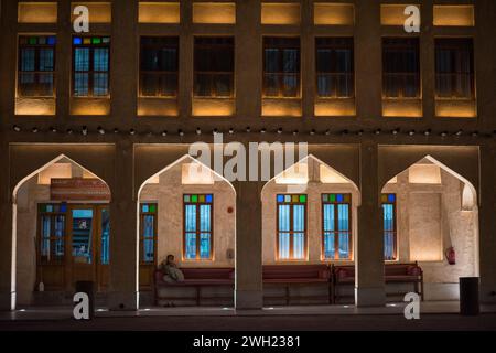 Doha, Qatar- marzo 04,2023: Vedute della tradizionale architettura araba del Market Souk Waqif. Foto Stock