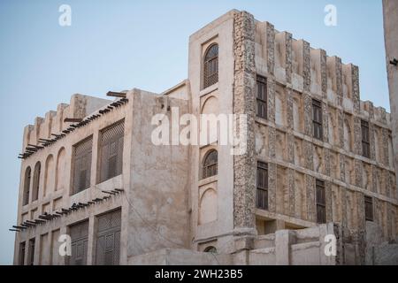 Doha, Qatar- marzo 04,2023: Vedute della tradizionale architettura araba del Market Souk Waqif. Foto Stock