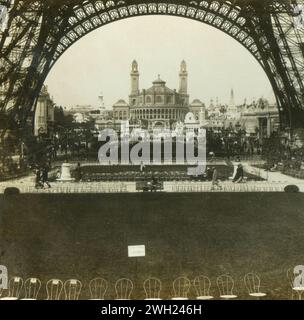 Vista del Trocadero attraverso la Torre Eiffel, esposizione di Parigi, Francia 1900 Foto Stock