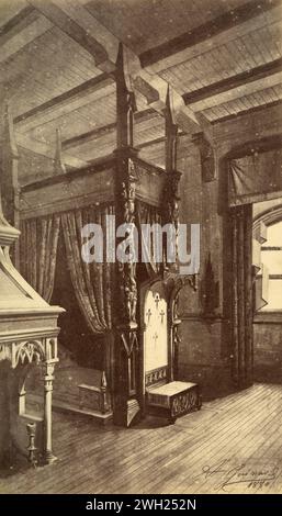 Letto a baldacchino in stile tardo gotico del XIII secolo, opera dell'artista francese Alfred Guinard, Francia 1881 Foto Stock