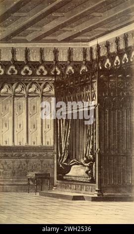 Letto a baldacchino in stile gotico del XIV secolo con buffet, disegno dell'artista francese Alfred Guinard, Francia 1881 Foto Stock