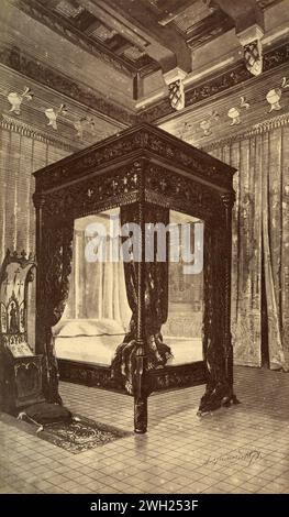 Letto a baldacchino in stile gotico del XIII secolo, disegnato dall'artista francese Alfred Guinard, Francia 1881 Foto Stock