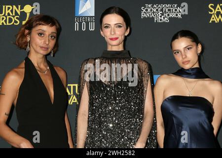 Burbank, Stati Uniti. 4 febbraio 2024. LOS ANGELES - 4 febbraio: Sofia Hasmik, Elizabeth "Bitsie" Tulloch, Inde Navarrette ai Saturn Awards 2024 al Burbank Convention Center il 4 febbraio 2024 a Burbank, CA (foto di Katrina Jordan/Sipa USA) crediti: SIPA USA/Alamy Live News Foto Stock