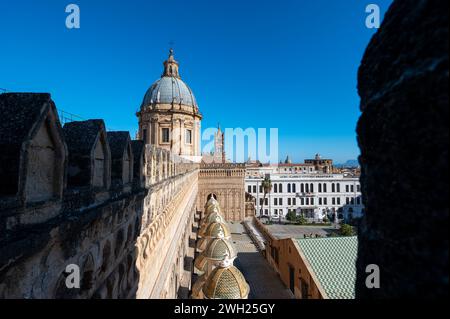Una magnifica cattedrale medievale di Palermo, incastonata nelle affascinanti strade di palermo, sicilia, vanta architettura classica e maestosa torre Foto Stock