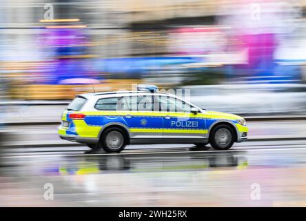 Dresda, Germania. 7 febbraio 2024. Una macchina della polizia guida lungo Wilsdruffer Straße ad Altmarkt la mattina. (Girato con un lungo tempo di esposizione) credito: Robert Michael/dpa/Alamy Live News Foto Stock