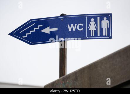 Dresda, Germania. 7 febbraio 2024. Un cartello "WC" indica una toilette pubblica nella città vecchia all'Altmarkt. Crediti: Robert Michael/dpa/Alamy Live News Foto Stock