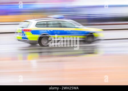 Dresda, Germania. 7 febbraio 2024. Una macchina della polizia guida lungo Wilsdruffer Straße ad Altmarkt la mattina. (Girato con un lungo tempo di esposizione) credito: Robert Michael/dpa/Alamy Live News Foto Stock