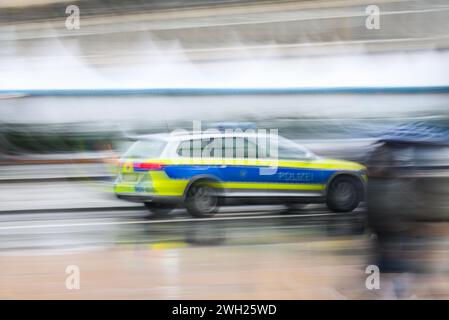 Dresda, Germania. 7 febbraio 2024. Una macchina della polizia guida lungo Wilsdruffer Straße ad Altmarkt la mattina. (Girato con un lungo tempo di esposizione) credito: Robert Michael/dpa/Alamy Live News Foto Stock