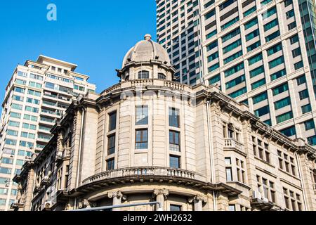 Una grande struttura architettonica con colonne torreggianti multiple, un elegante orologio che ne adorna la facciata. Foto Stock