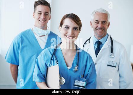 Felice, ritratto e medico con infermieri in ospedale con appunti per la ricerca medica in collaborazione. Sorridi, checklist e chirurgo senior maschile con Foto Stock