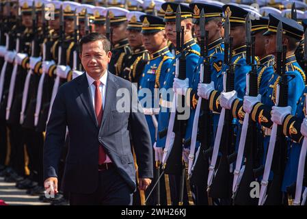 Bangkok, Thailandia. 7 febbraio 2024. Il primo ministro cambogiano Hun Manet ispeziona la guardia d'onore durante una cerimonia di benvenuto presso la sede del governo. Il primo ministro cambogiano Hun Manet è in visita ufficiale in Thailandia per rafforzare i legami tra le due nazioni. Credito: SOPA Images Limited/Alamy Live News Foto Stock