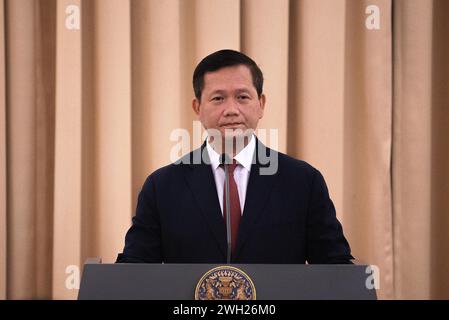 Bangkok, Thailandia. 7 febbraio 2024. Il primo ministro cambogiano Hun Manet parla ai media durante una conferenza stampa alla sede del governo. Il primo ministro cambogiano Hun Manet è in visita ufficiale in Thailandia per rafforzare i legami tra le due nazioni. Credito: SOPA Images Limited/Alamy Live News Foto Stock