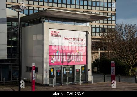 Yorkshire, Regno Unito – 27 dicembre 2020: Un grande banner di benvenuto sopra l'ingresso della Sheffield Hallam University Foto Stock