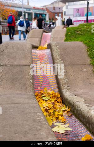 Sheffield Regno Unito – 13 novembre 2021: Le foglie autunnali cadute si riuniscono nel canale asciutto di una fontana defunta Mosaic Rill di Emma Biggs Foto Stock