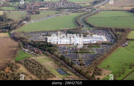 Vista aerea da ovest del centro commerciale Designer Outlet (McArthurGlen), York, North Yorkshire Foto Stock