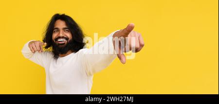 Giovane indù con la barba che punta allo spazio di copia Foto Stock